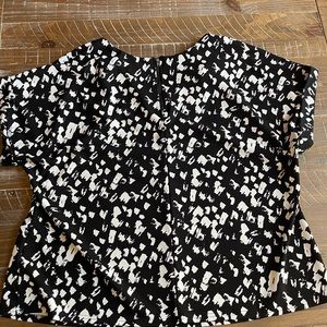 Melloday 2x; cuffed cap sleeve; black and white blouse; zipper closure